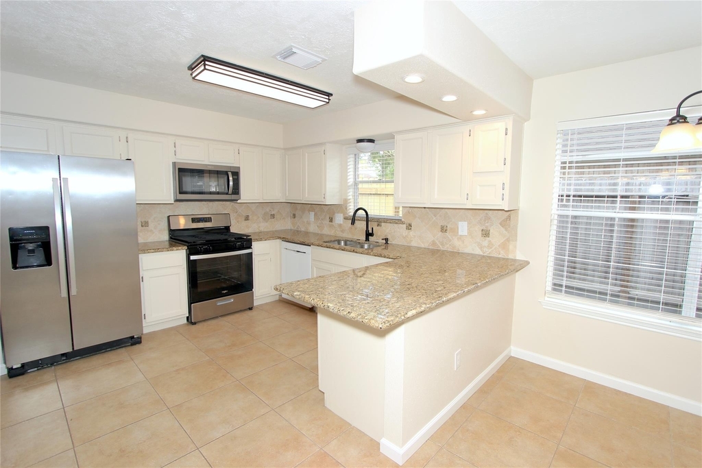 2731 Colony Drive - Photo 2