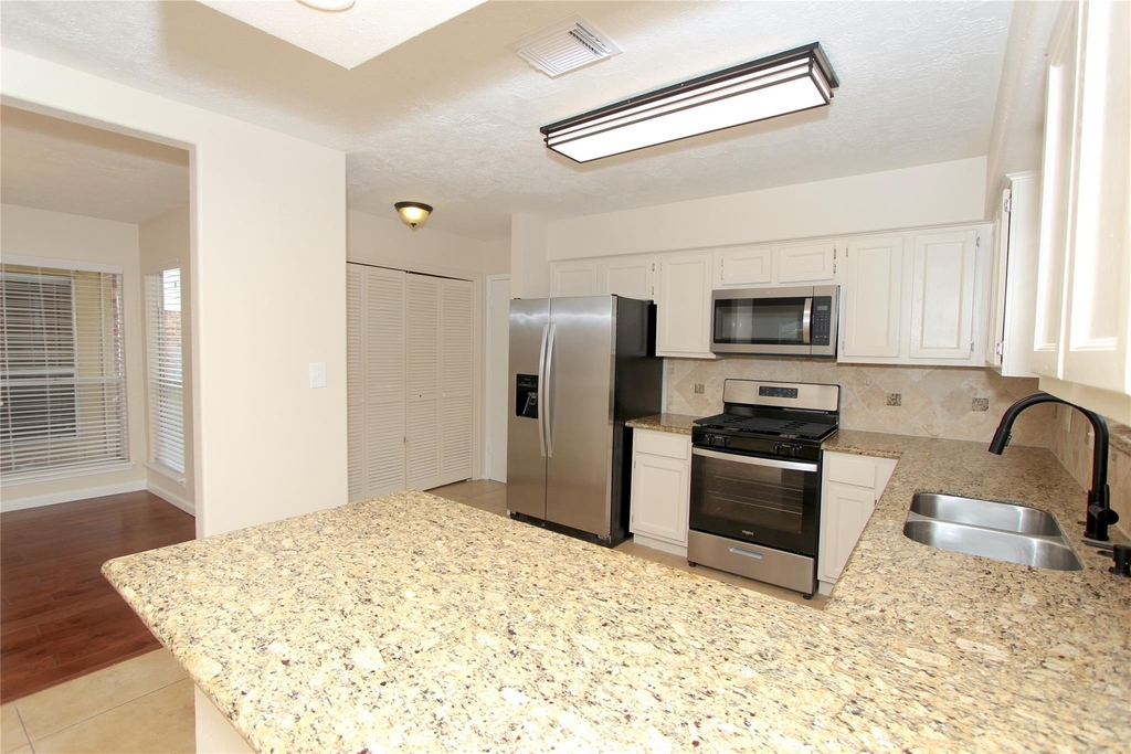 2731 Colony Drive - Photo 3