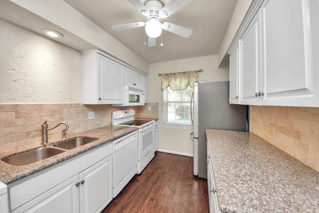 6334 Chevy Chase Drive - Photo 3