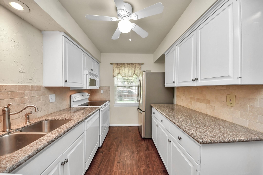 6334 Chevy Chase Drive - Photo 20