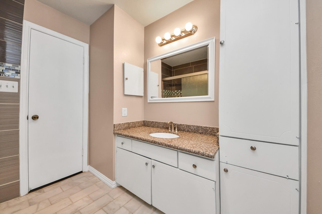 6334 Chevy Chase Drive - Photo 10