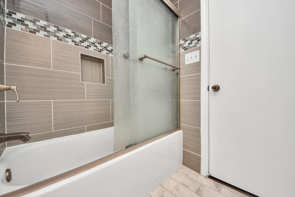 6334 Chevy Chase Drive - Photo 18