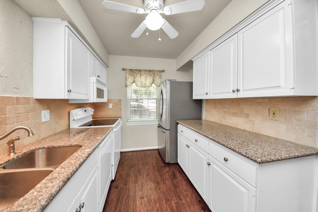 6334 Chevy Chase Drive - Photo 2