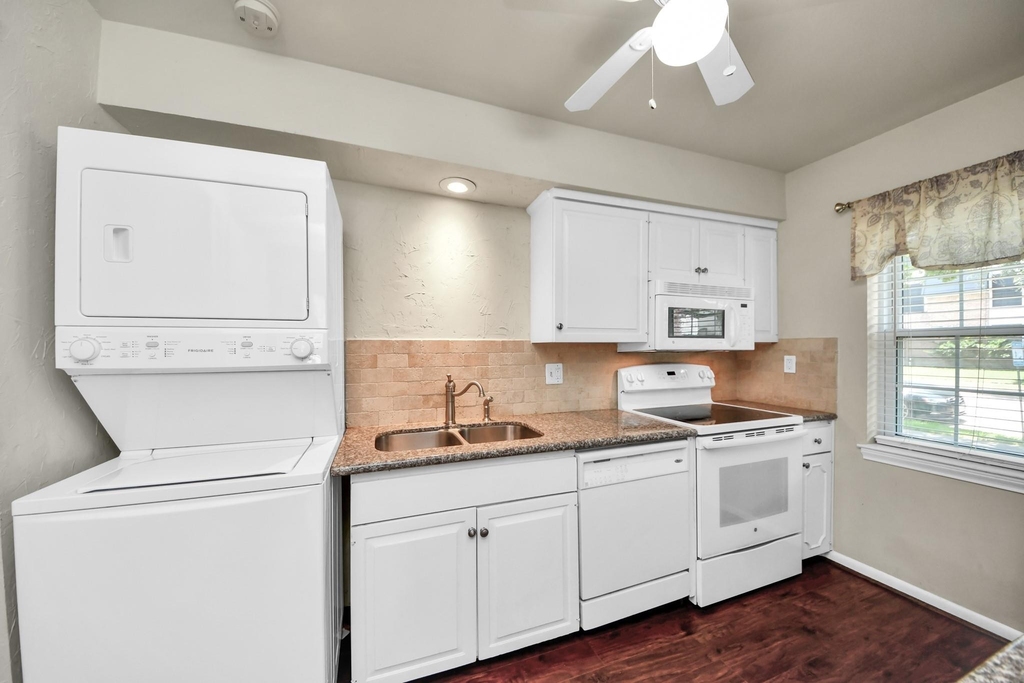6334 Chevy Chase Drive - Photo 4
