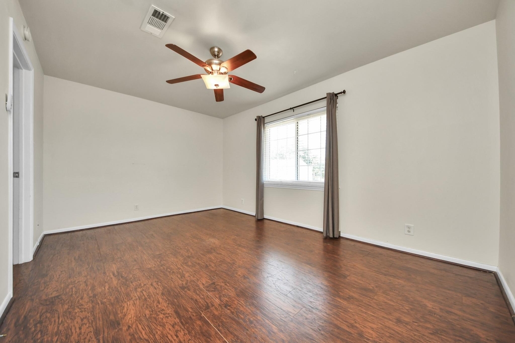 6334 Chevy Chase Drive - Photo 7