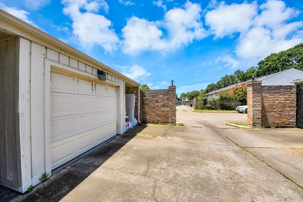 6334 Chevy Chase Drive - Photo 27