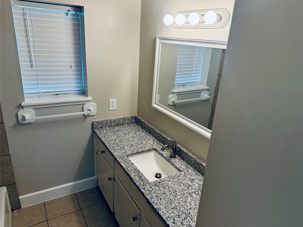501 Waco Street - Photo 7