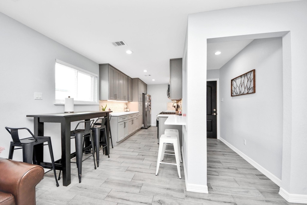 834 Ellington Street - Photo 8