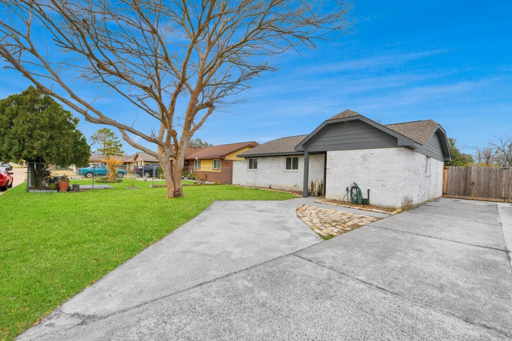 834 Ellington Street - Photo 2