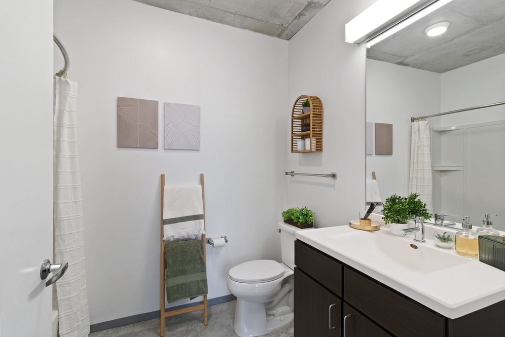 1330 E 53rd St - Photo 8
