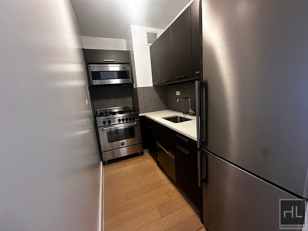 E 39th St - Photo 1