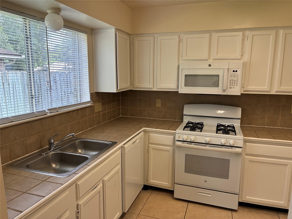 16230 Cutten Road - Photo 10