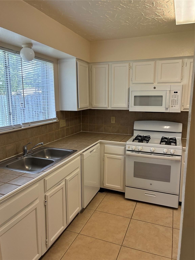 16230 Cutten Road - Photo 9