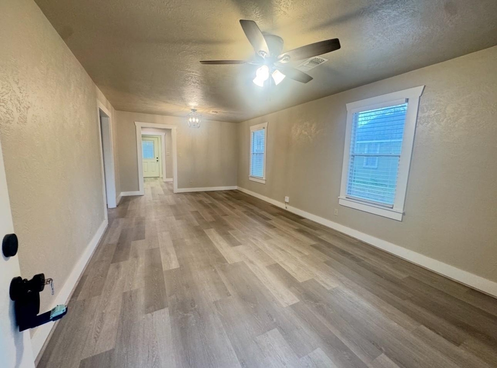 510 W Sixth Street - Photo 3