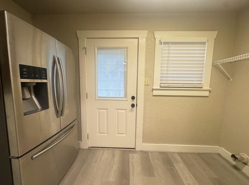510 W Sixth Street - Photo 6