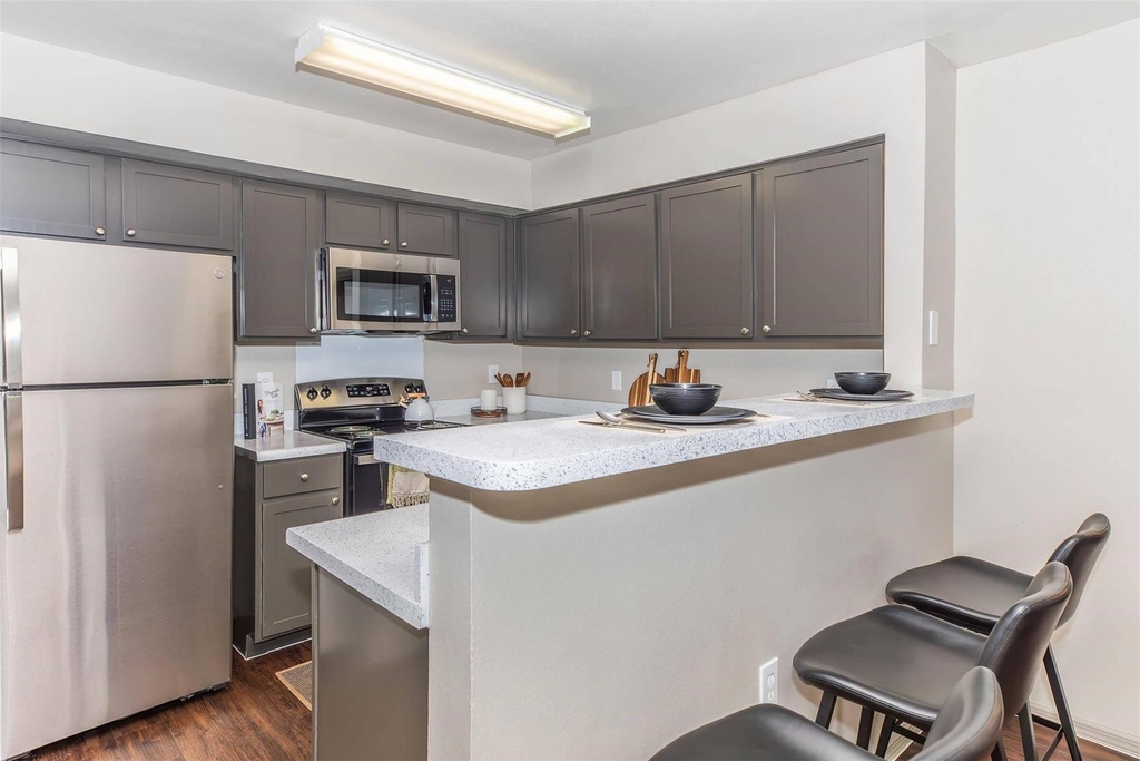 1088 Park Plaza Drive - Photo 2