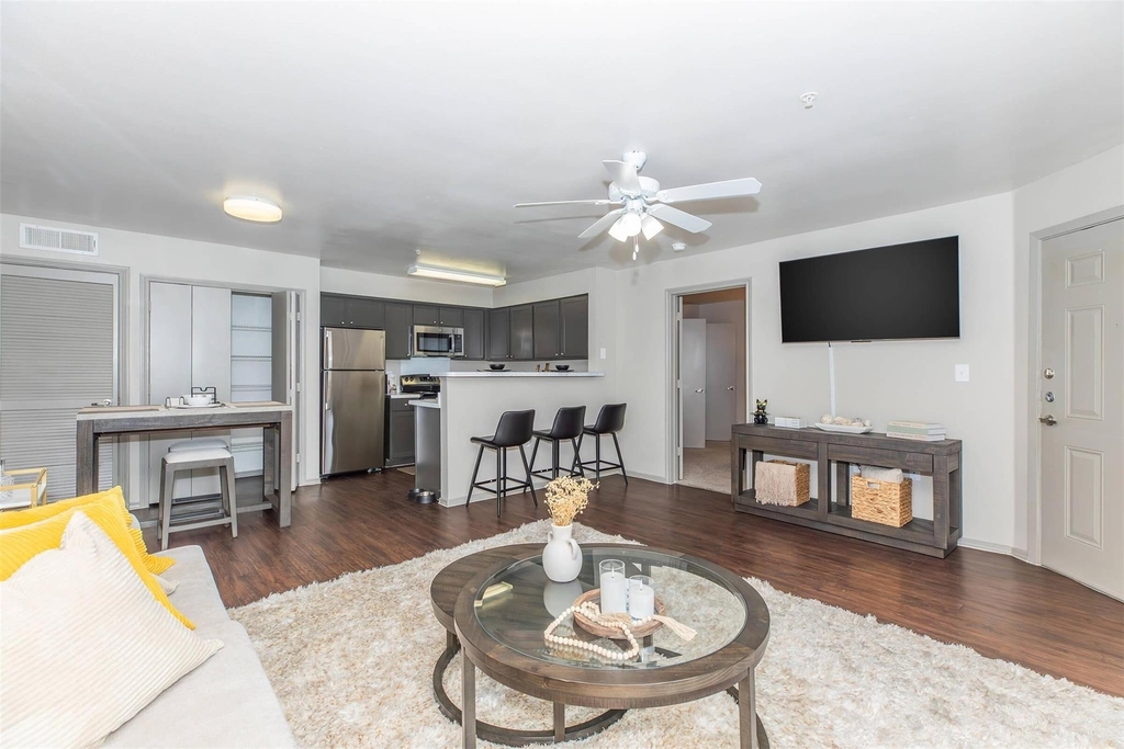 1088 Park Plaza Drive - Photo 4