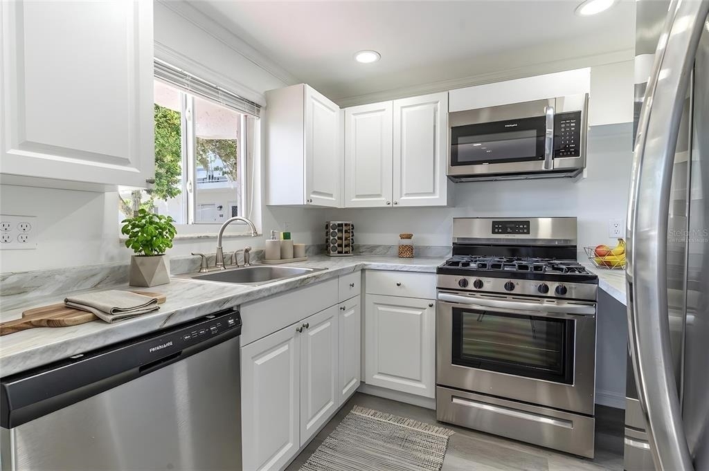 1100 Martinique Drive - Photo 4