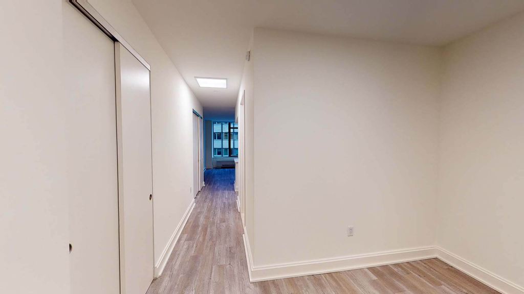 10 Hanover Square - Photo 1