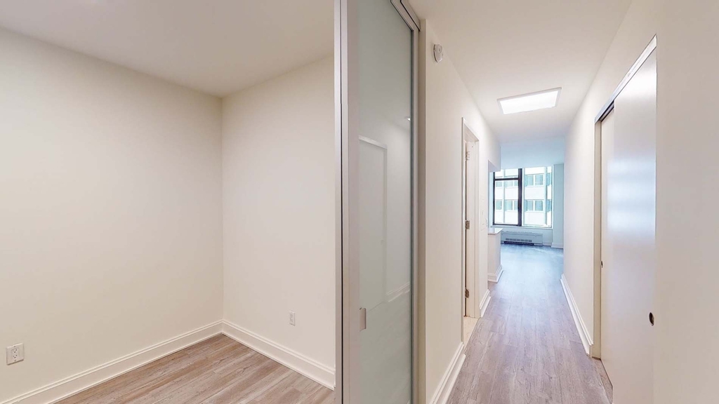 10 Hanover Square - Photo 1