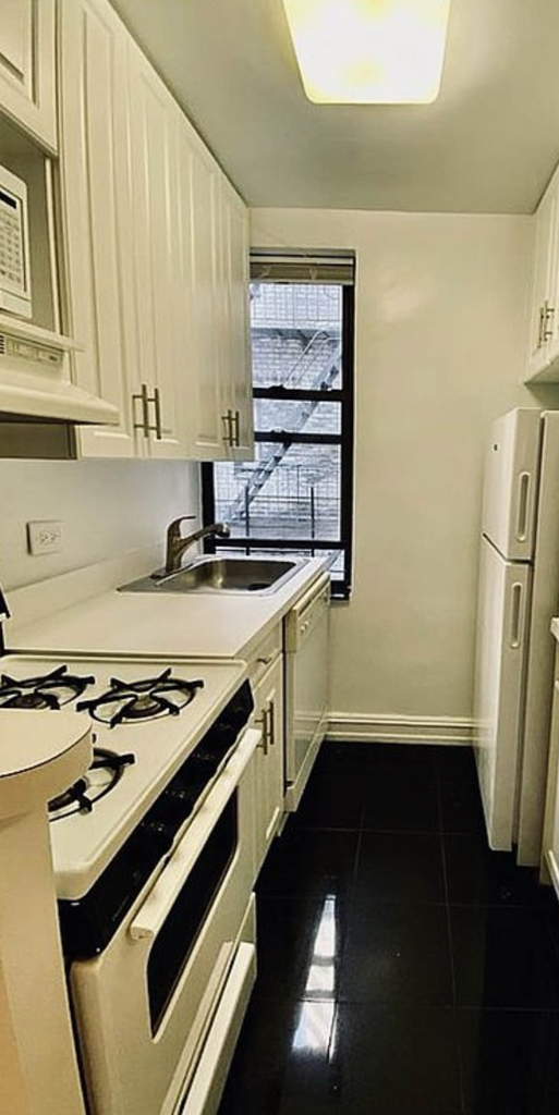 235 East 46th Street - Photo 4