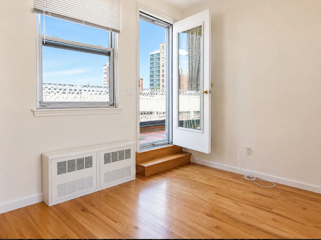 East 90tth Street - Photo 6