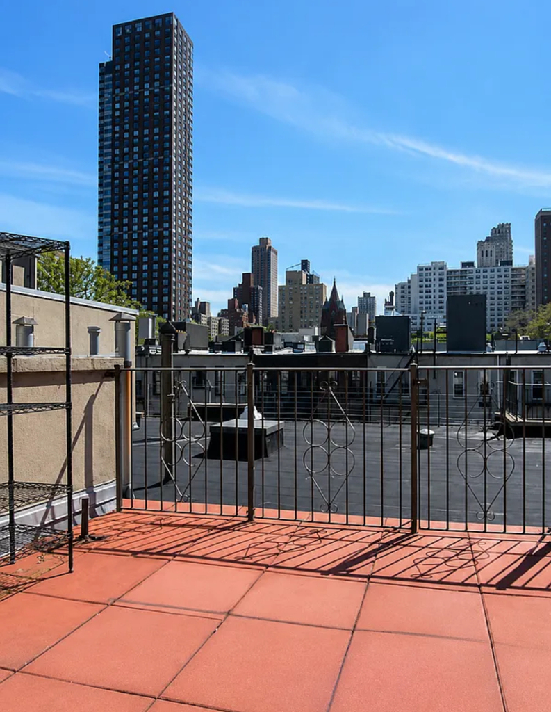 East 90tth Street - Photo 0