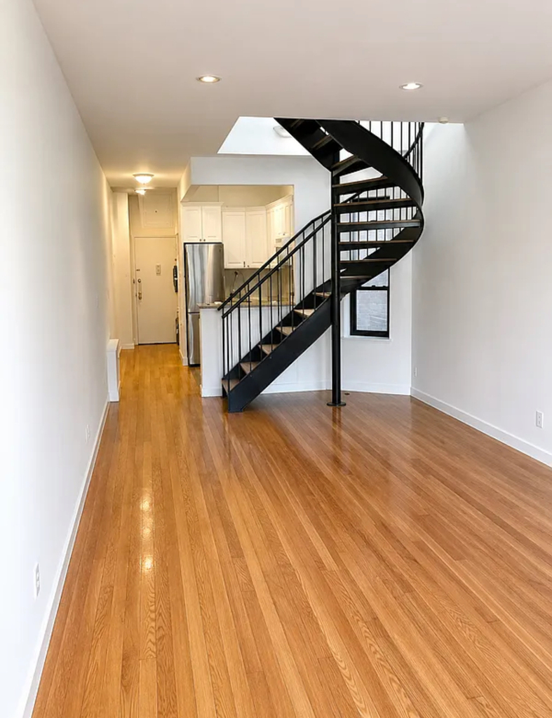 East 90tth Street - Photo 1
