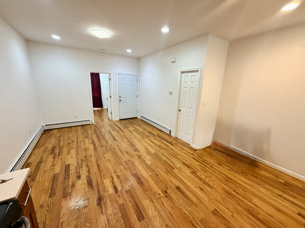 1381 Clay Avenue - Photo 3