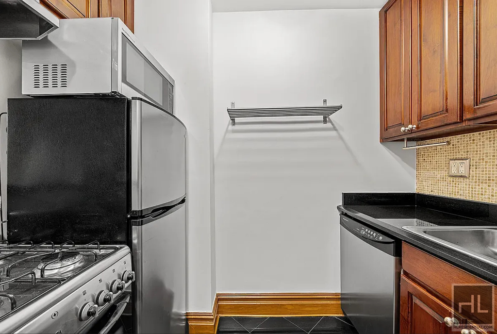 West 58 Street - Photo 3