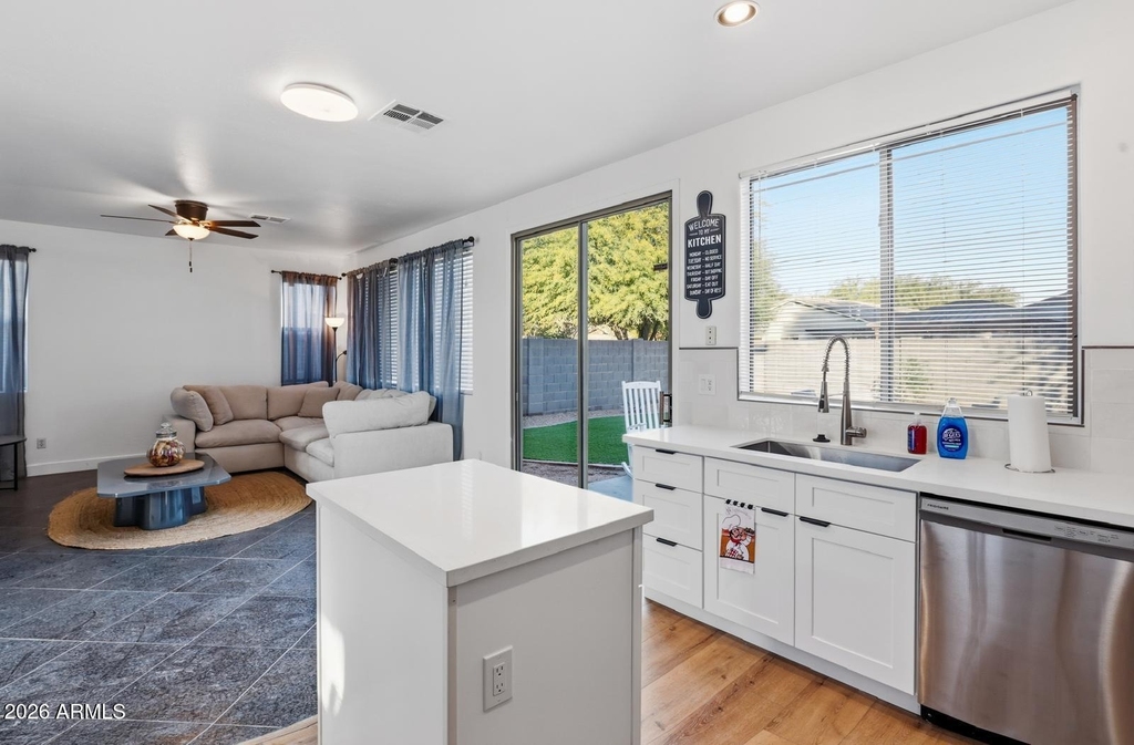 220 W Beechnut Place - Photo 16