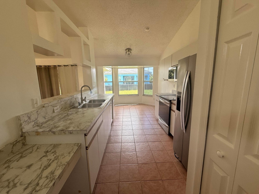 1765 Sw Desert Avenue - Photo 12