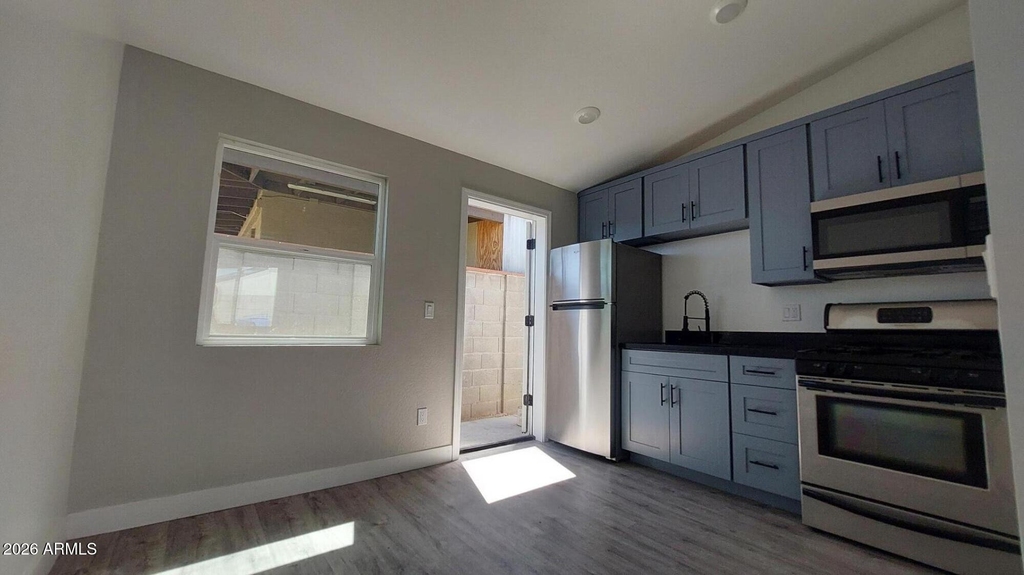 1917 E Monroe Street - Photo 3