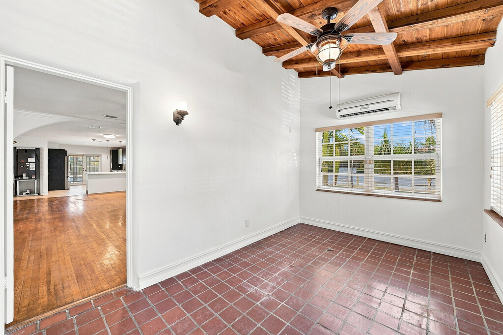 1658 Jackson Street - Photo 2