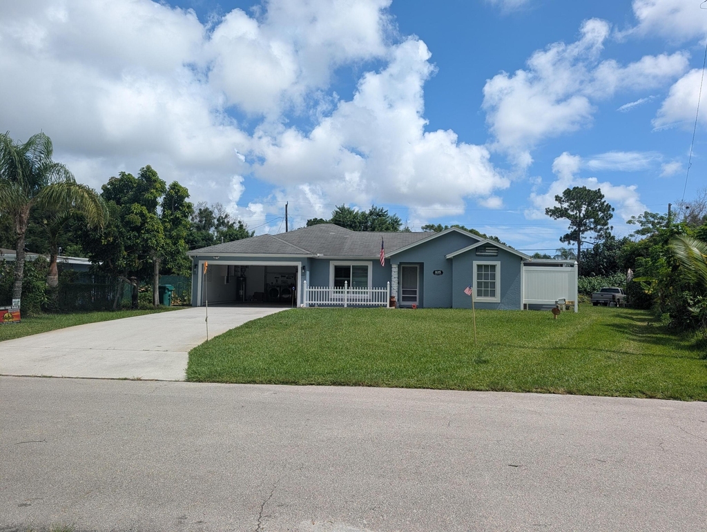 625 Coconut Avenue N - Photo 0