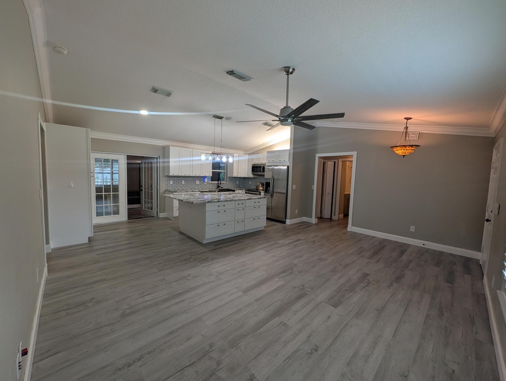 625 Coconut Avenue N - Photo 9