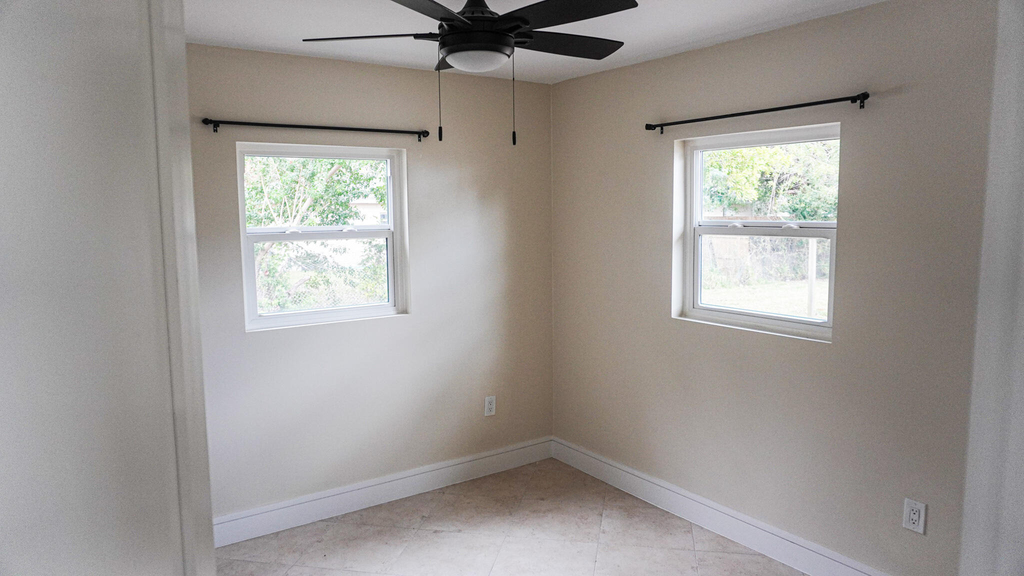 1502 Avenue I - Photo 2