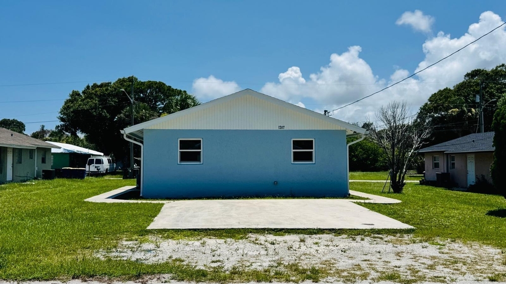 1207 Avenue K - Photo 0