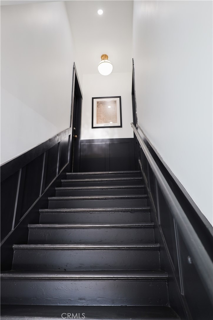 1033 1037 Gladys Ave - Photo 1