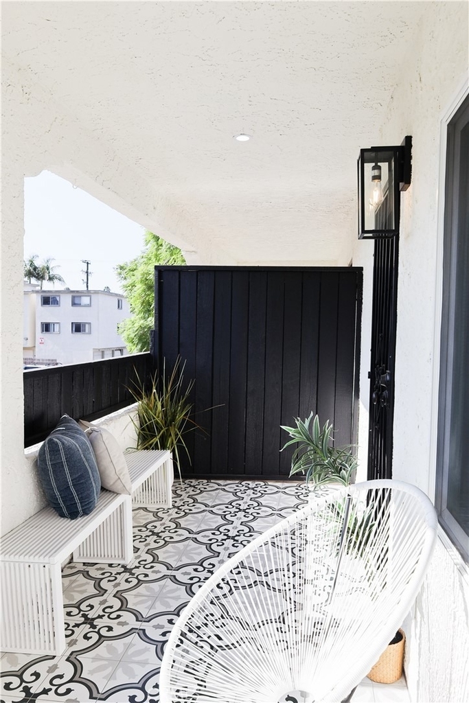 1033 1037 Gladys Ave - Photo 9