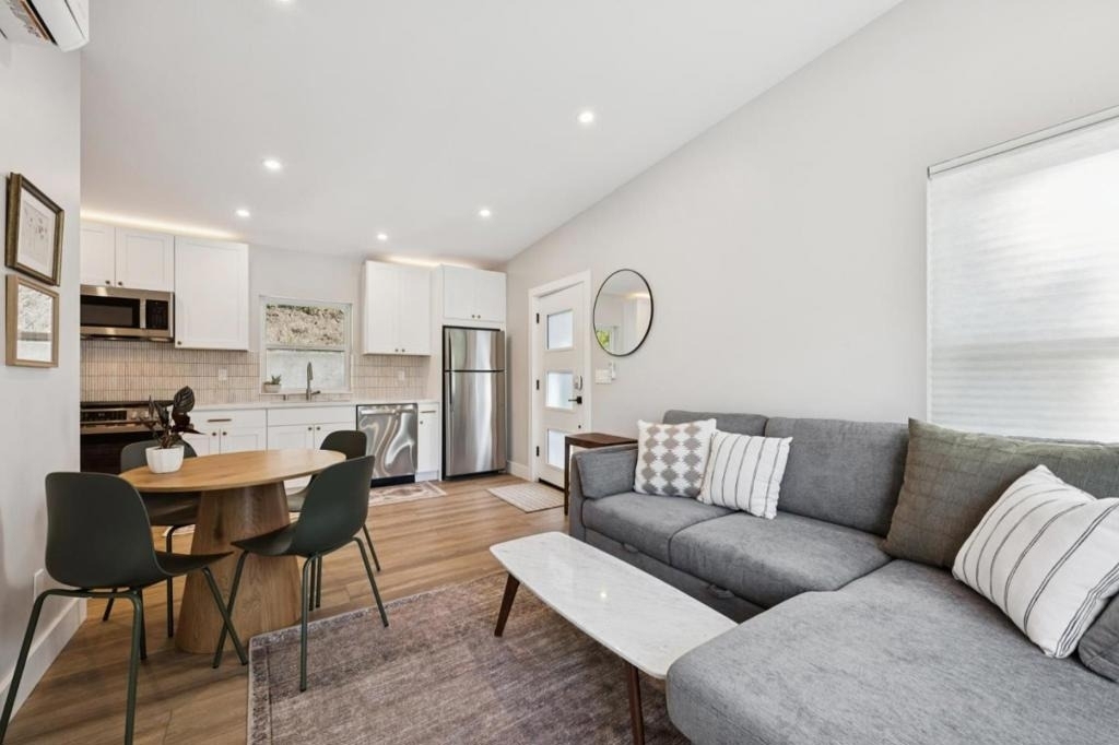 196 Amapola Avenue - Photo 2