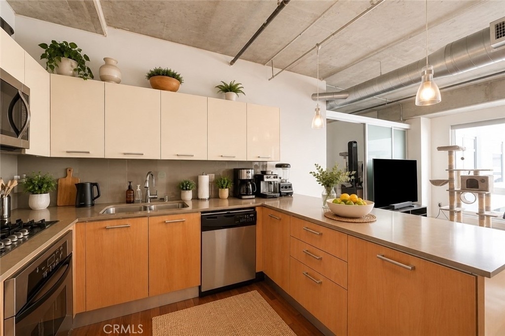 645 W 9th Street - Photo 3