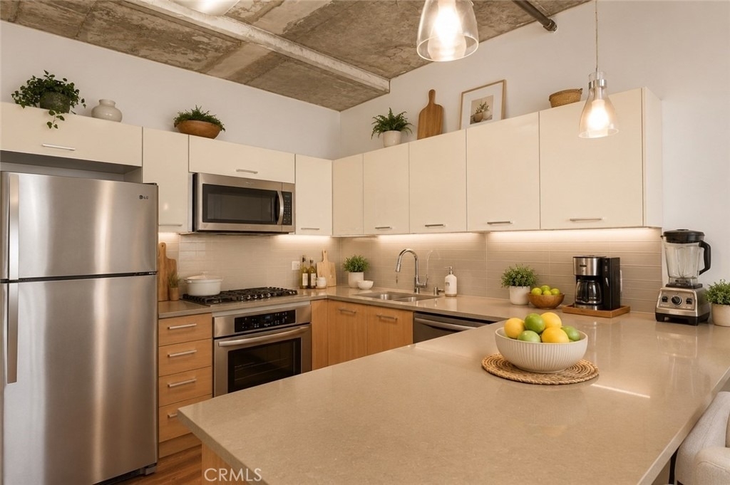 645 W 9th Street - Photo 4