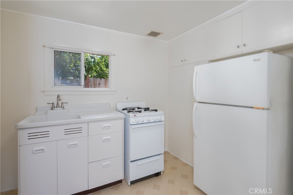 901 N Indian Hill Boulevard - Photo 10