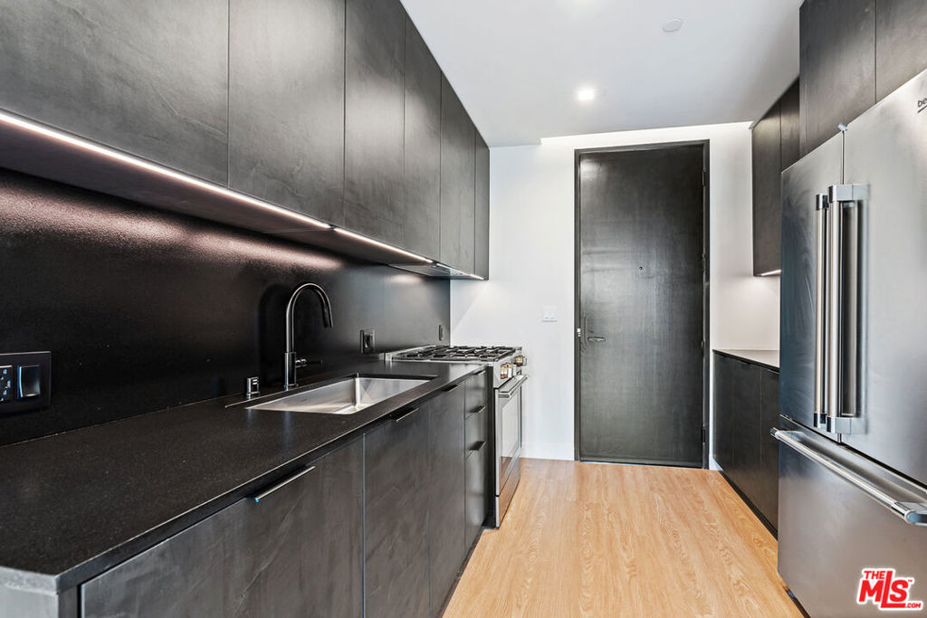 3667 Keystone Avenue - Photo 4