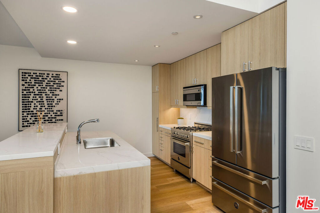 8500 Burton Way - Photo 12