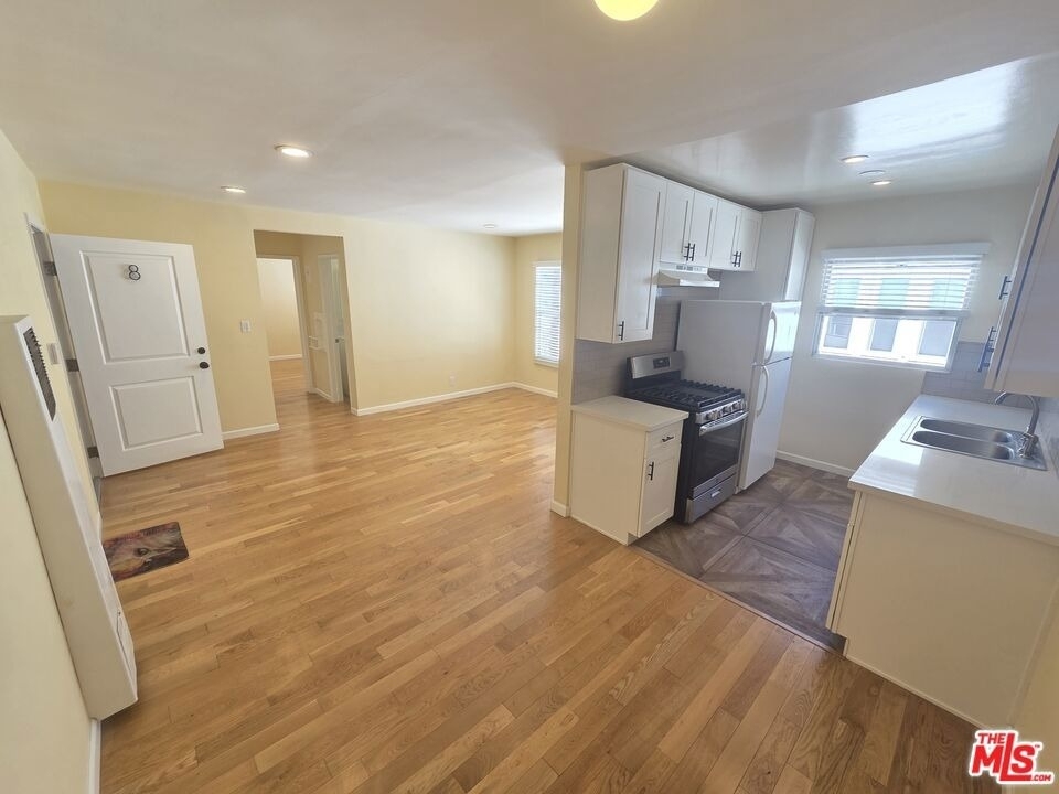 5950 Carlton Way - Photo 2