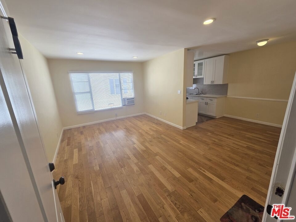 5950 Carlton Way - Photo 1