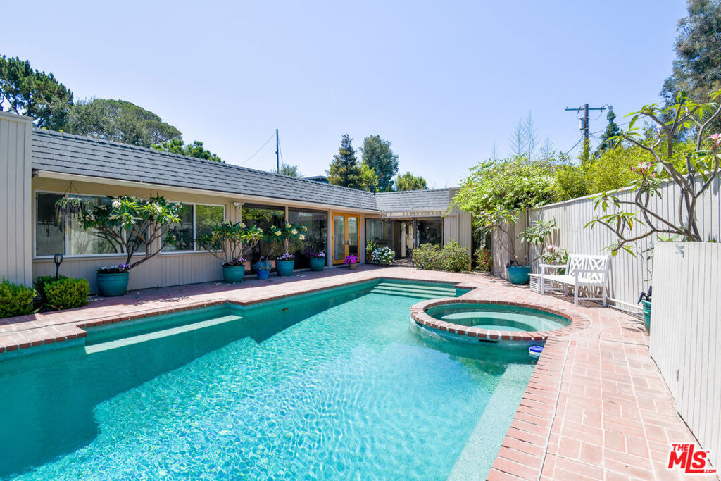 738 Hanley Avenue - Photo 3