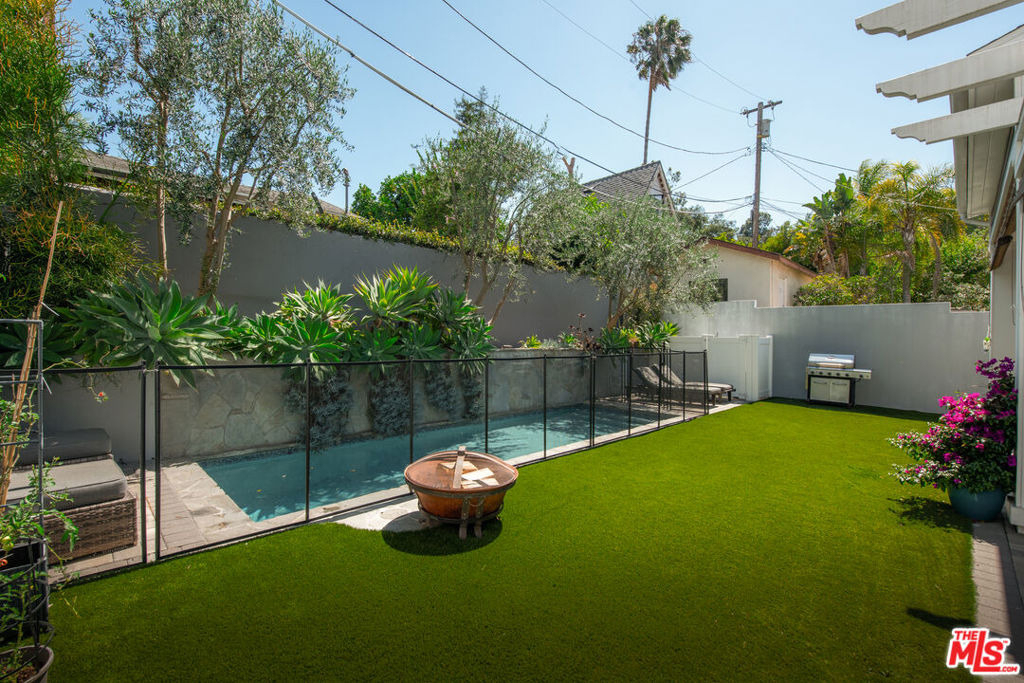12142 Hollyglen Place - Photo 40